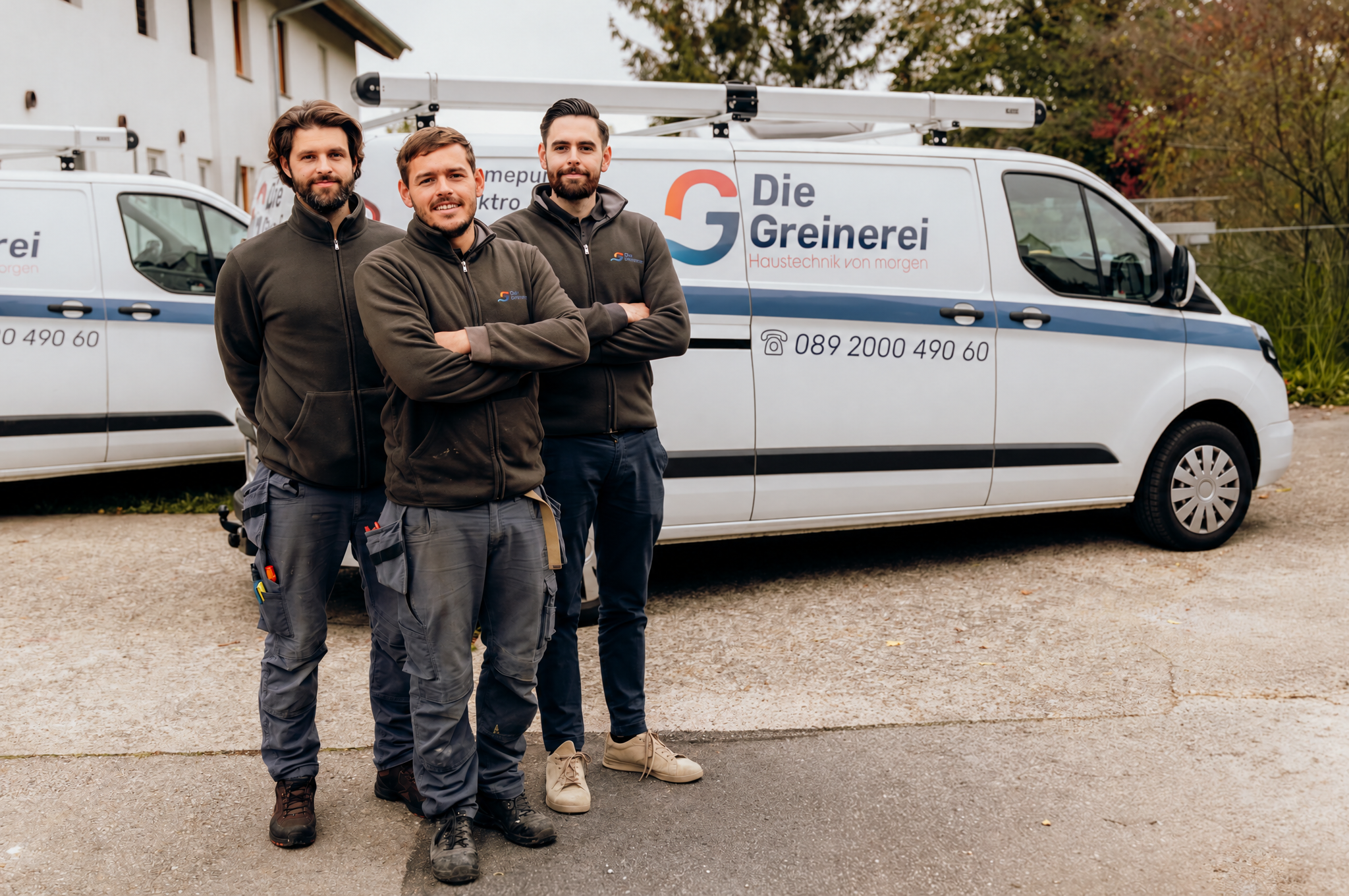 Die Geschäftsführer Florian, Philipp und Lukas Greiner vor einem Firmenfahrzeug der Greinerei